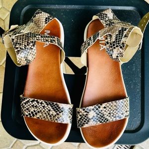 MIA Platform sandals Animal Print